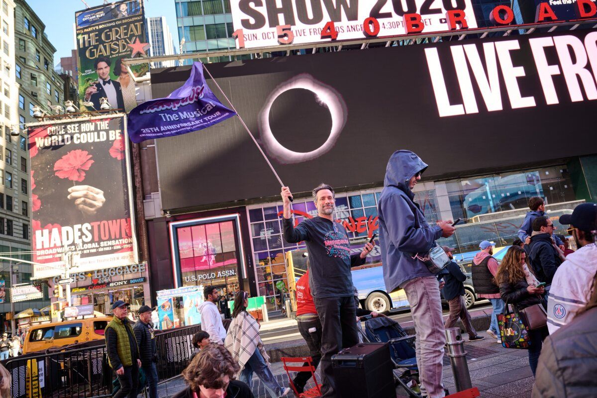 Seth Greenleaf at Photos: MENOPAUSE THE MUSICAL Marks 25 Years With Times Square Hot Flash Mob