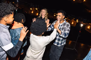 Julia Stiles, Ezra Sosa @ BroadwayWorld Julia Stiles, Ezra Sosa Photo