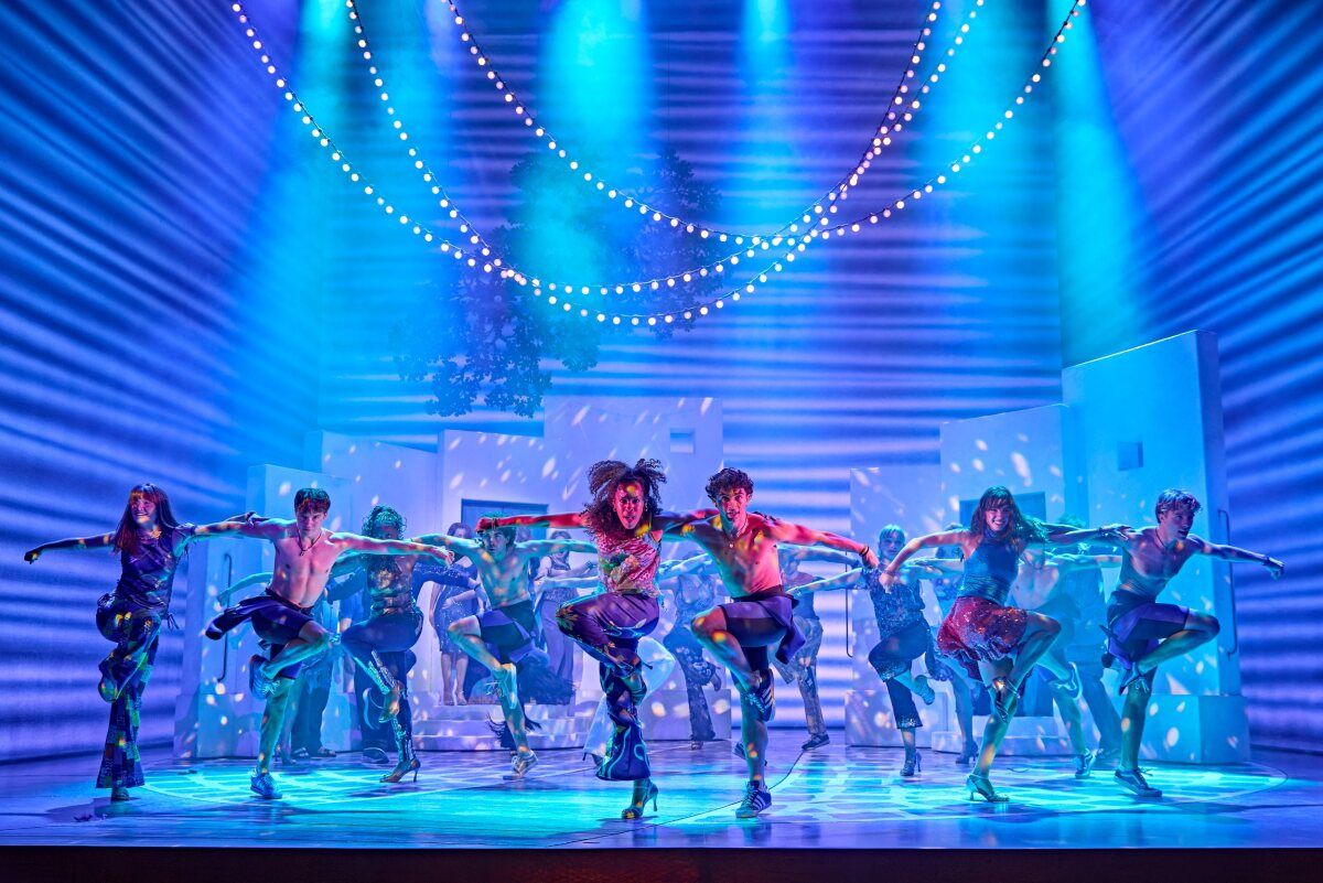 Photos: New Cast Joins MAMMA MIA! in London's West End — photo 5 of 32