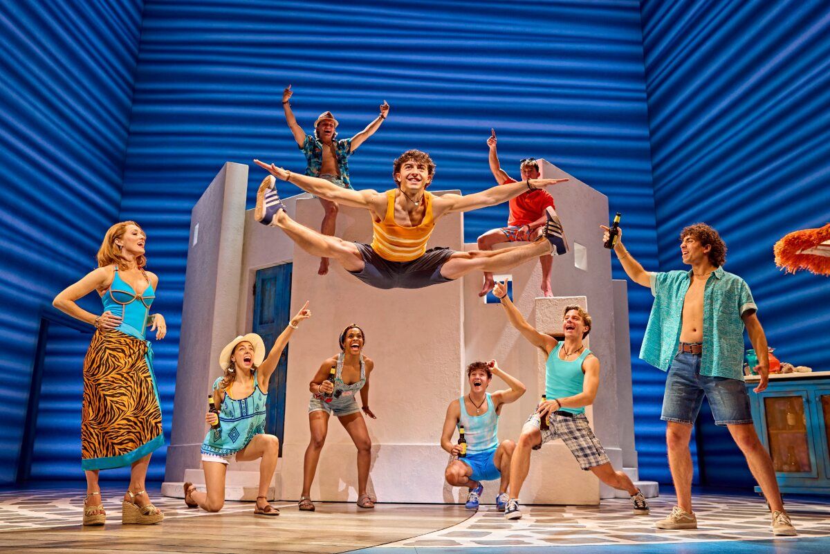 Photos: New Cast Joins MAMMA MIA! in London's West End — photo 4 of 32