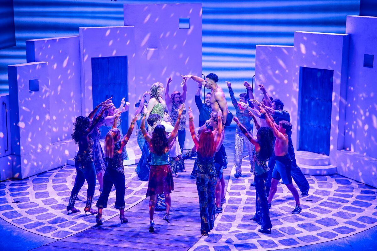 Photos: New Cast Joins MAMMA MIA! in London's West End — photo 6 of 32