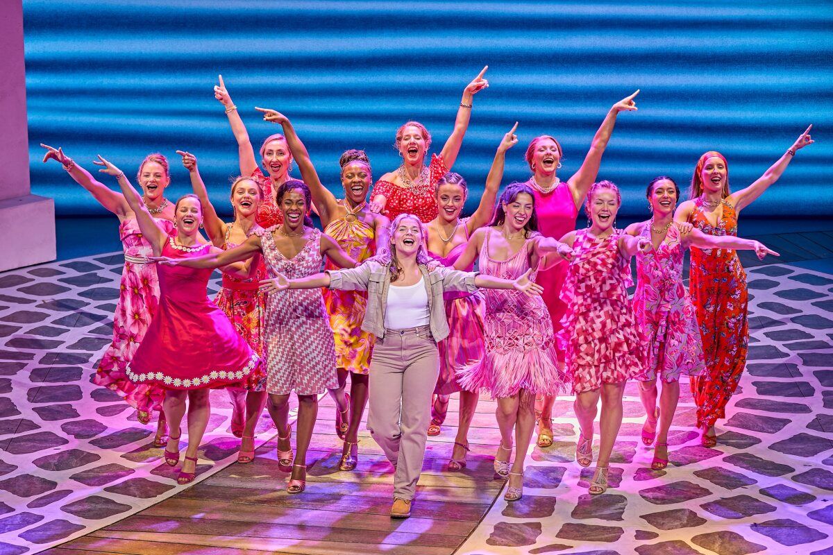 Photos: New Cast Joins MAMMA MIA! in London's West End — photo 2 of 32