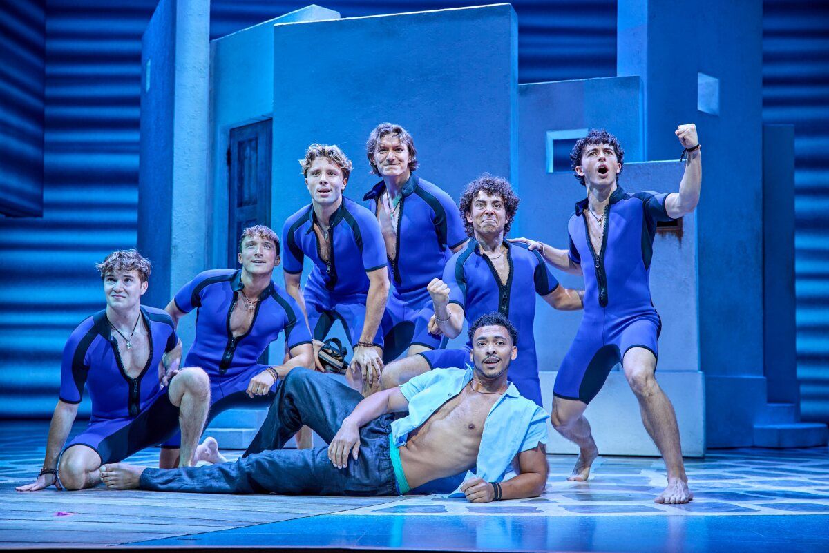 Photos: New Cast Joins MAMMA MIA! in London's West End — photo 15 of 32