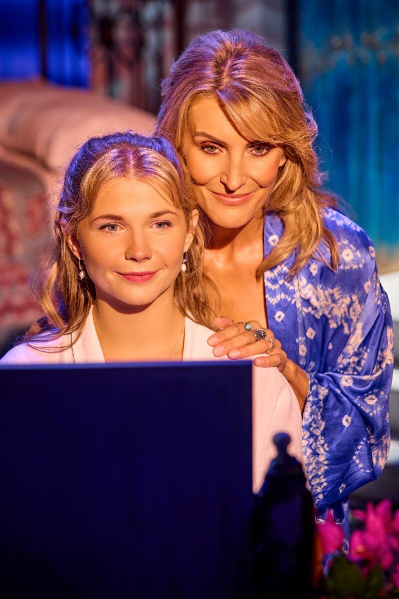 Photos: New Cast Joins MAMMA MIA! in London's West End — photo 22 of 32