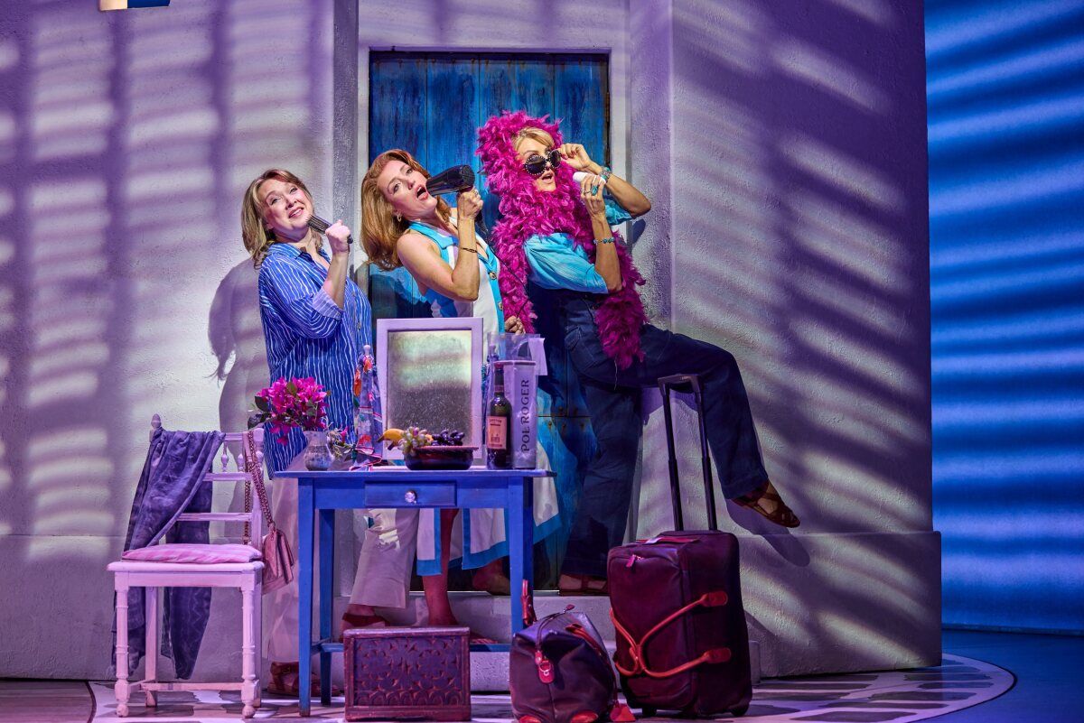 Photos: New Cast Joins MAMMA MIA! in London's West End — photo 24 of 32