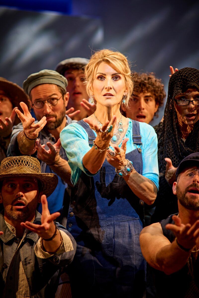 Photos: New Cast Joins MAMMA MIA! in London's West End — photo 31 of 32