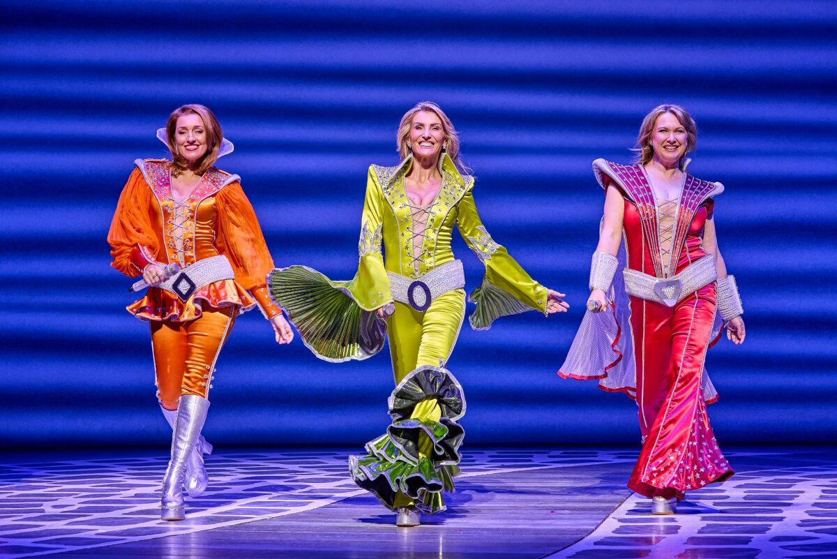 Photos: New Cast Joins MAMMA MIA! in London's West End — photo 30 of 32