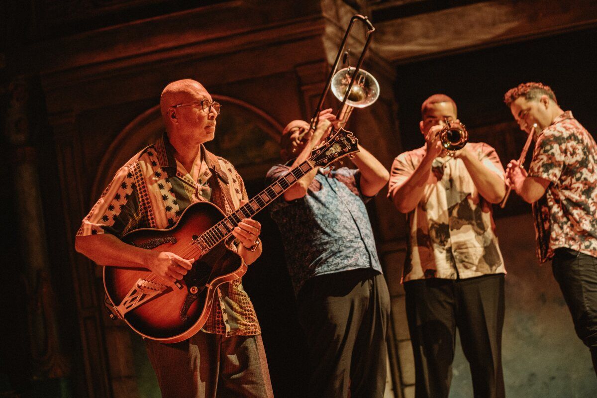 Photos: Yankees Legend Bernie Williams Joins BUENA VISTA SOCIAL CLUB on Broadway — photo 3 of 4