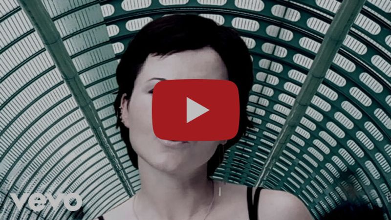 Photos: THE CRANBERRIES to Release WAKE UP AND SMELL THE COFFEE 25th Anniversary Edition — photo 7 of 11
