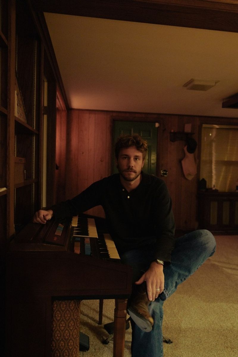 Hunter Metts Releases 'TIMES AND PLACES,' Plans November Tour Image