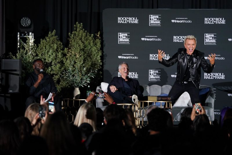 Photos: Billy Idol Visits Griffiths Middle School for K Music Grant — photo 4 of 6