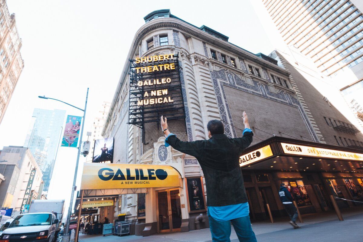 Photos: Dr. Neil deGrasse Tyson Surprises GALILEO Cast — photo 5 of 8