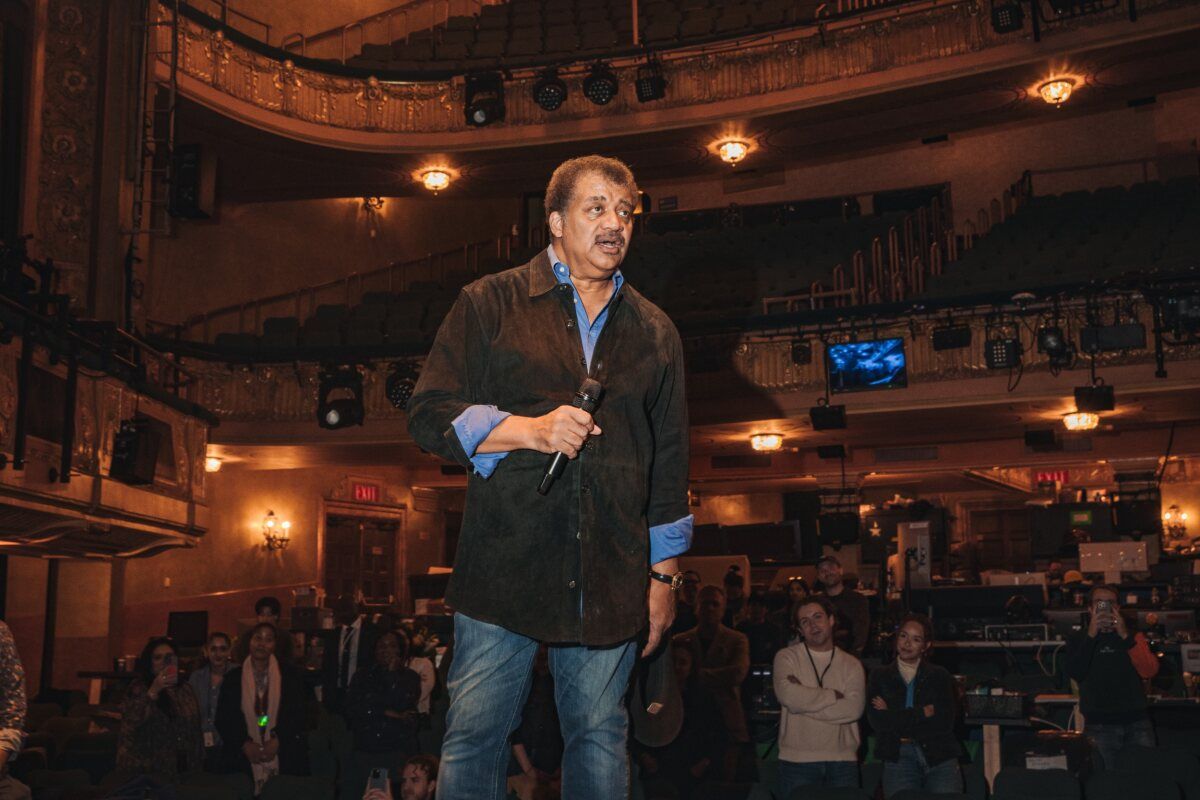Photos: Dr. Neil deGrasse Tyson Surprises GALILEO Cast — photo 7 of 8