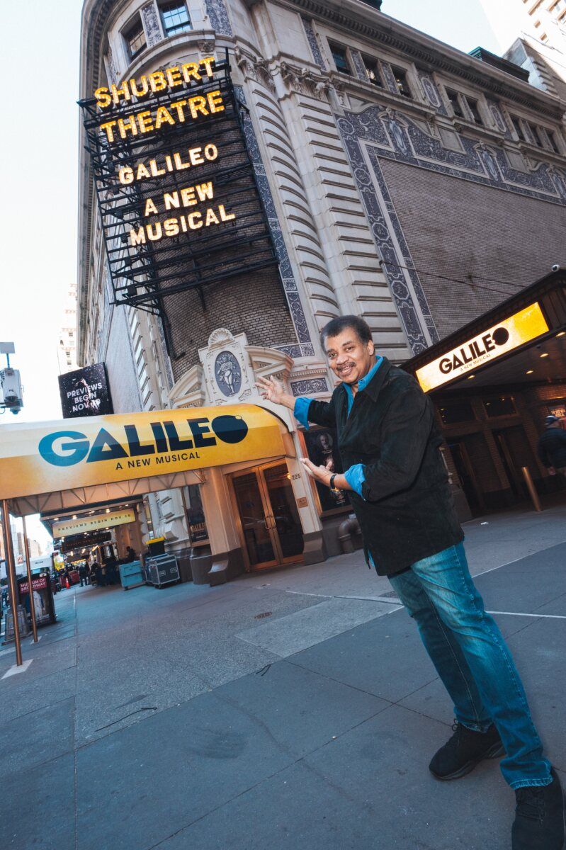 Photos: Dr. Neil deGrasse Tyson Surprises GALILEO Cast — photo 8 of 8