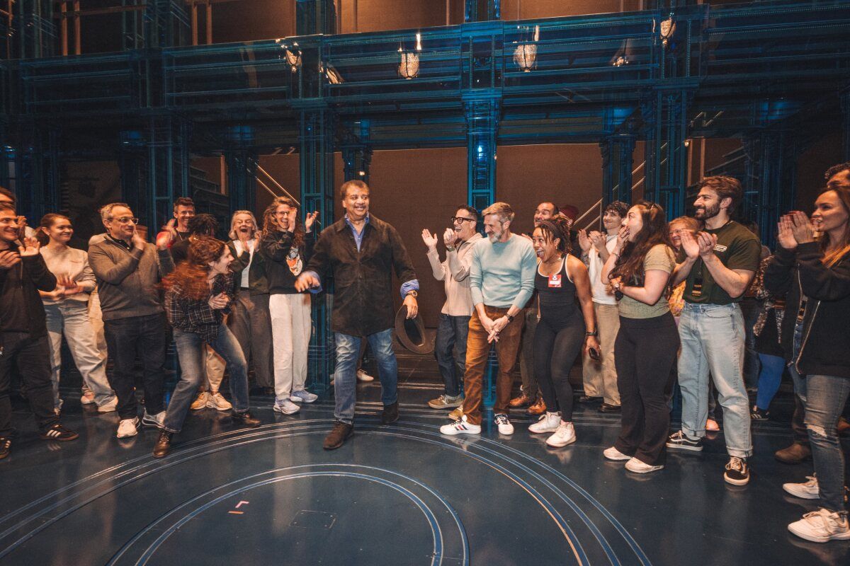 Photos: Dr. Neil deGrasse Tyson Surprises GALILEO Cast — photo 3 of 8