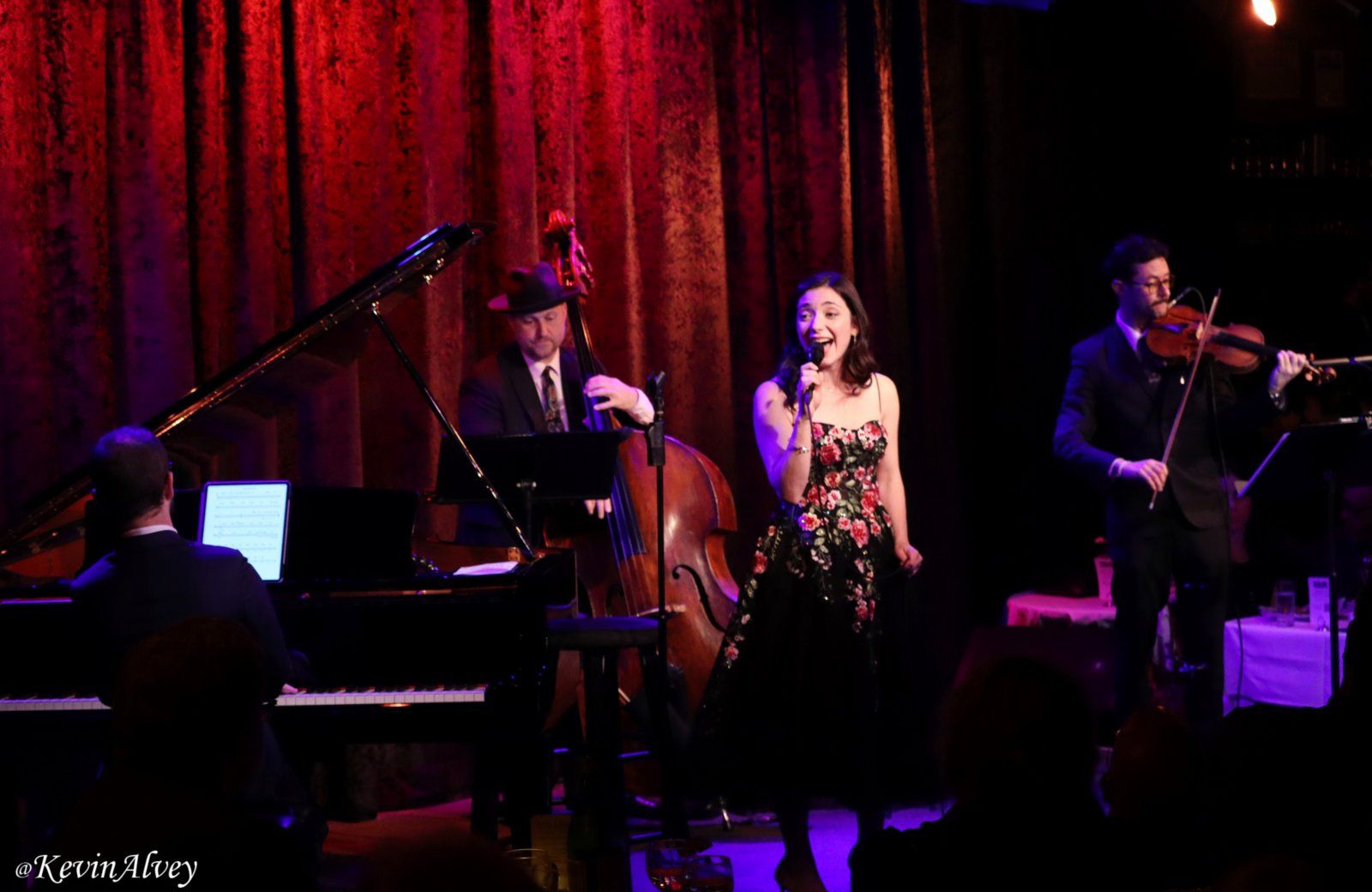 Photos: Julie Benko Performs BROADWAY GOES TO THE MOVIES at Birdland — photo 9 of 29
