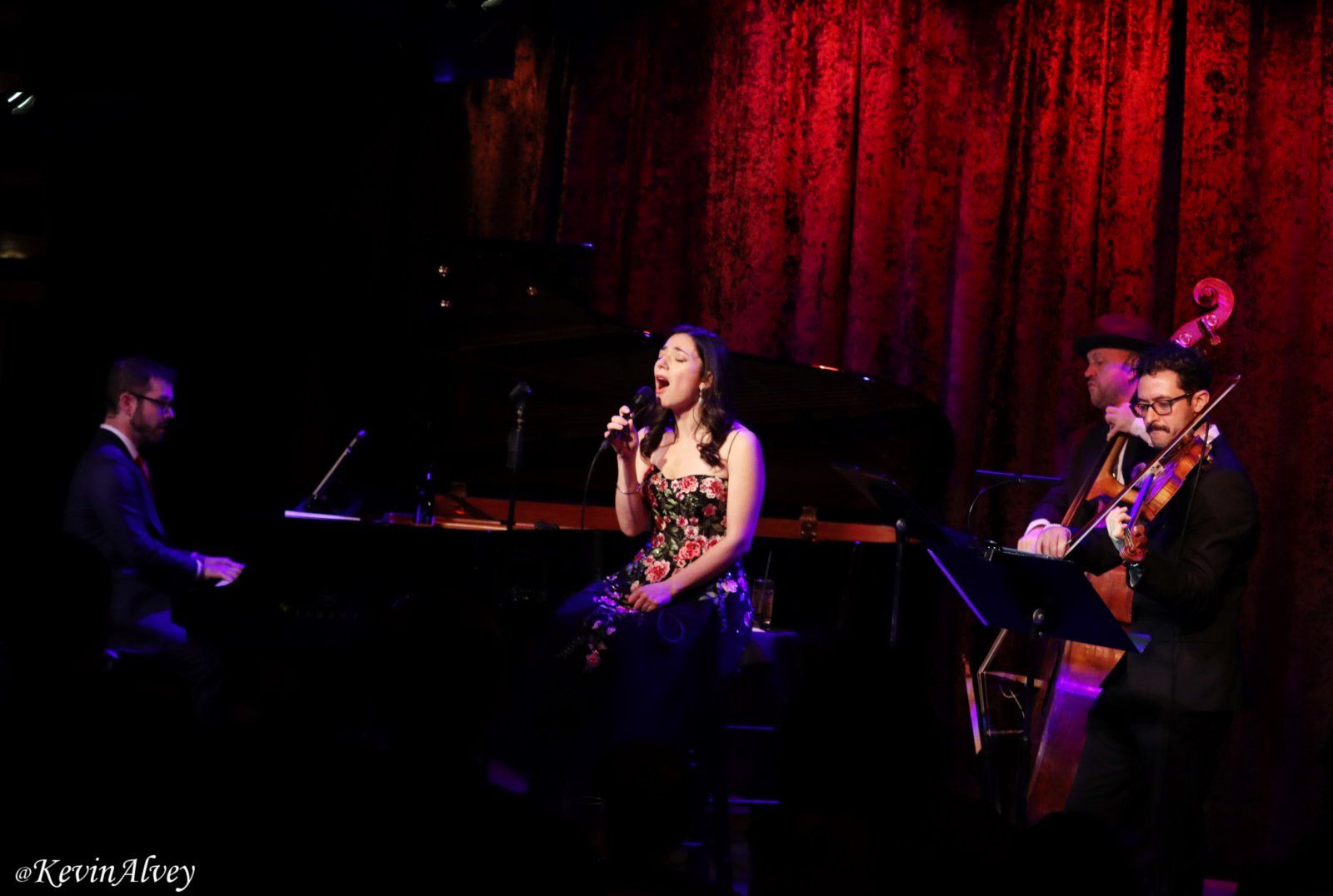 Photos: Julie Benko Performs BROADWAY GOES TO THE MOVIES at Birdland — photo 14 of 29
