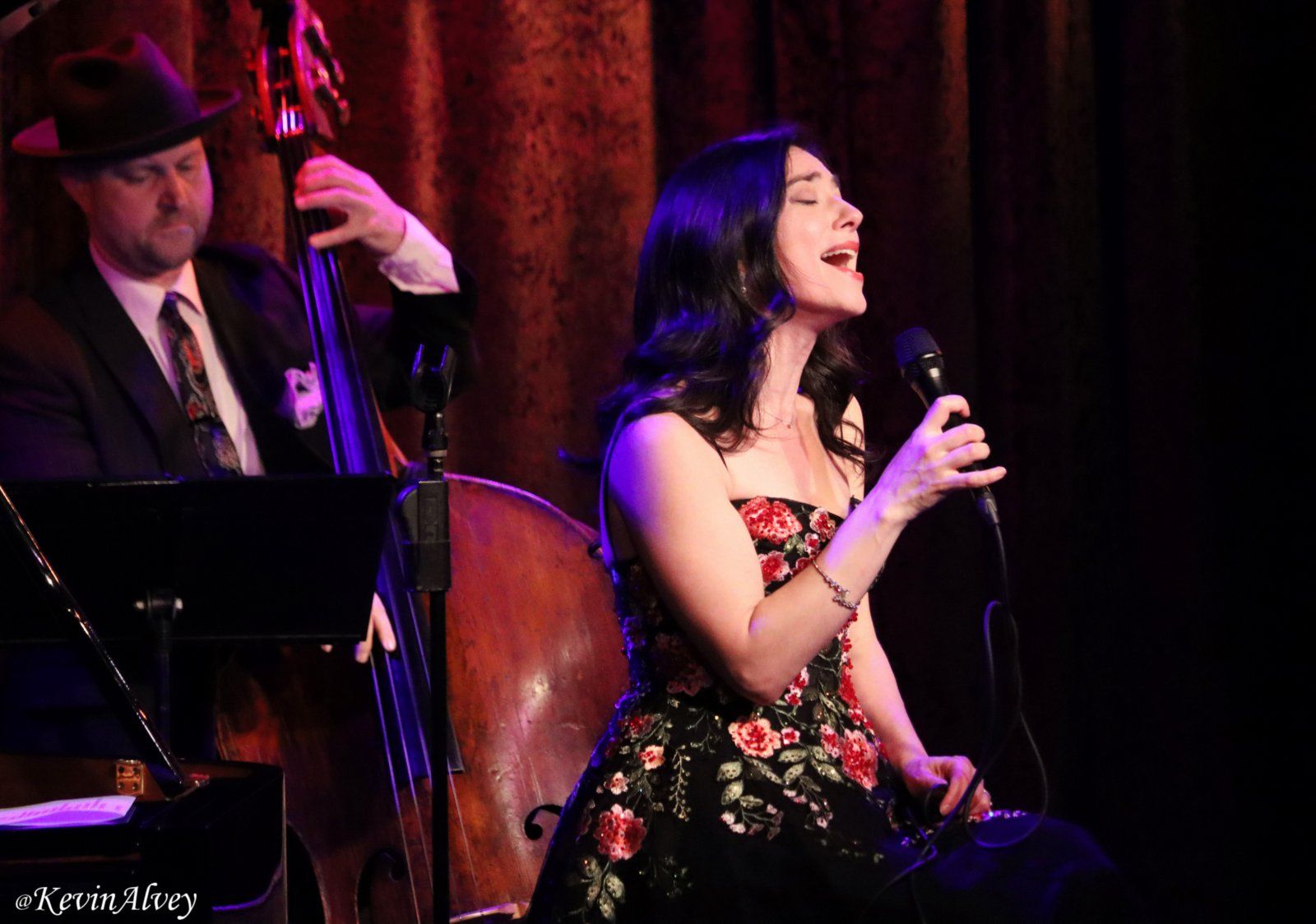 Photos: Julie Benko Performs BROADWAY GOES TO THE MOVIES at Birdland — photo 22 of 29