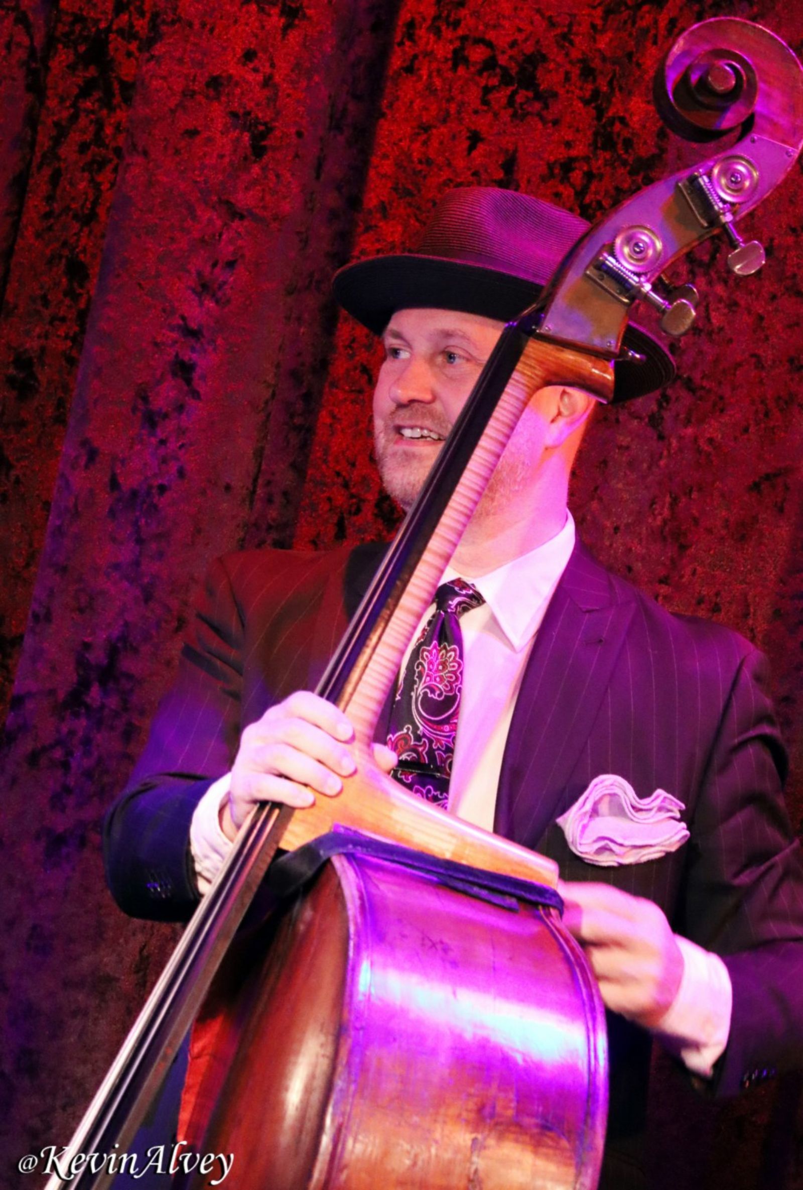 Photos: Julie Benko Performs BROADWAY GOES TO THE MOVIES at Birdland — photo 25 of 29