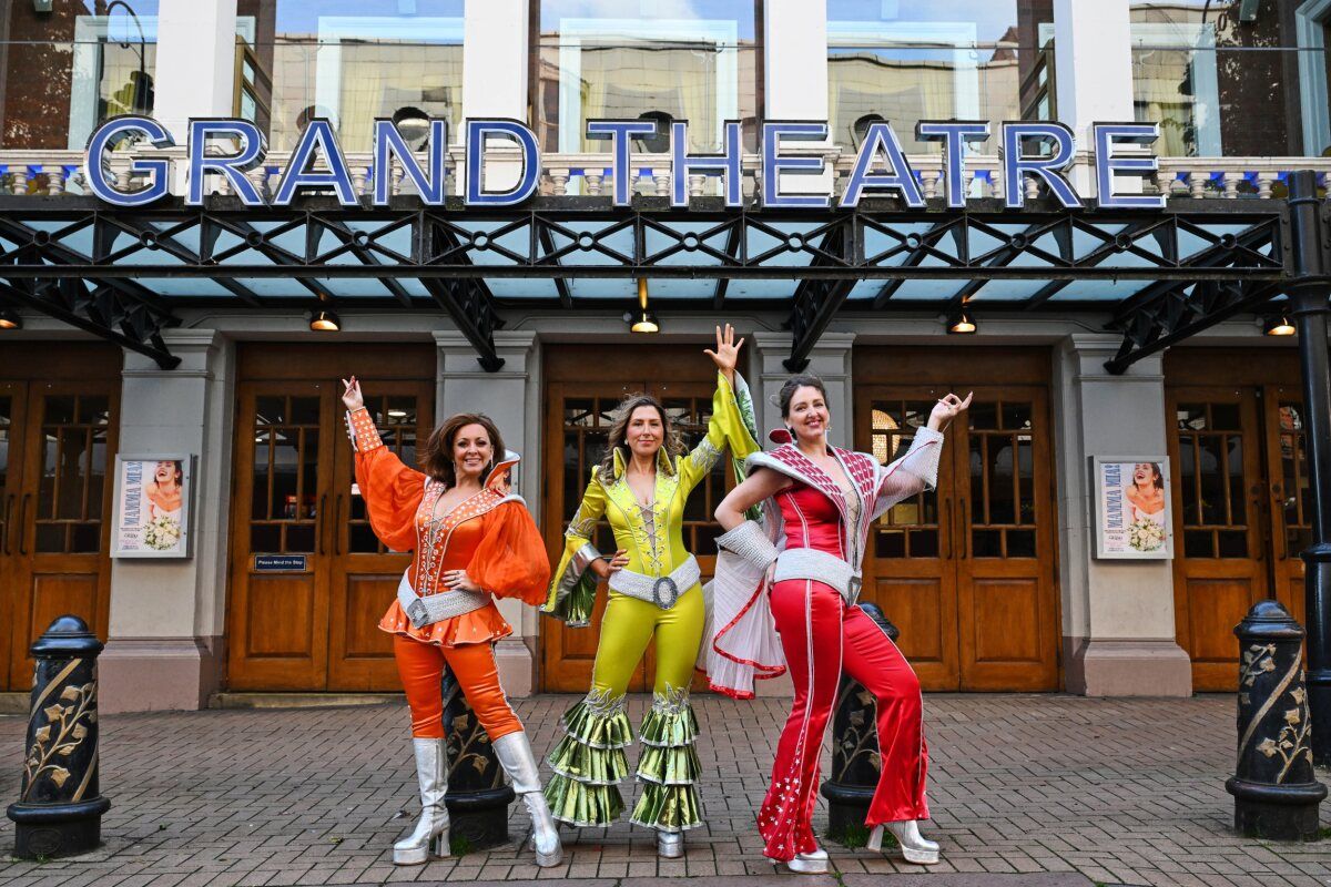 Photo: Donna and the Dynamos Ahead of MAMMA MIA! in Wolverhampton — photo 1 of 2