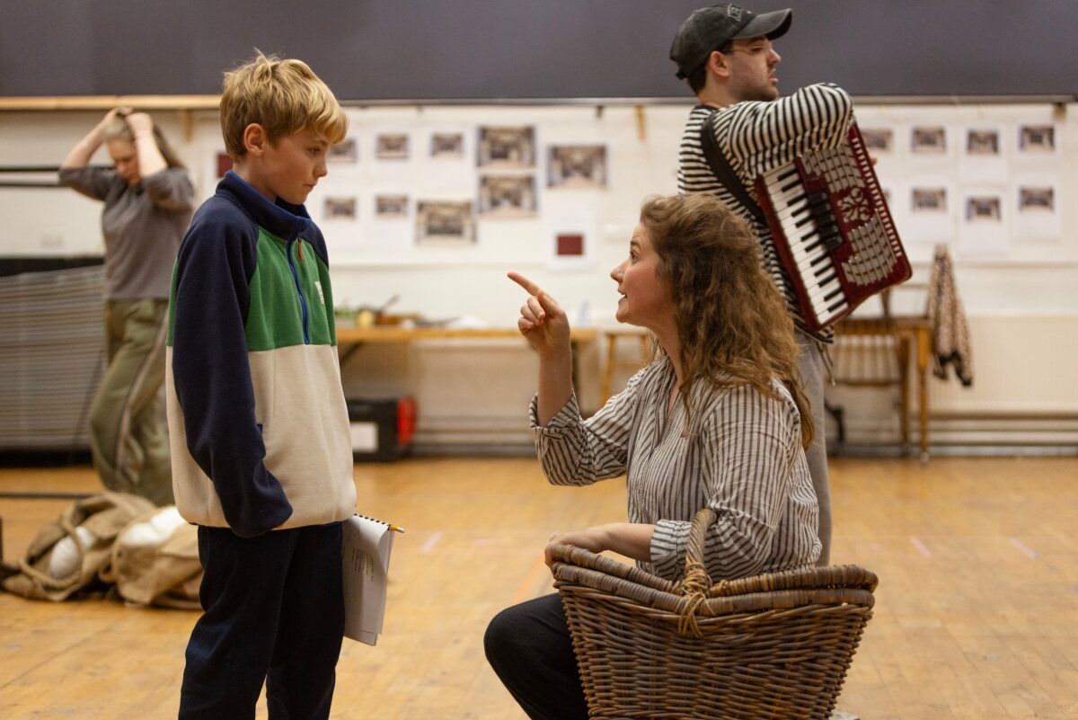 Photos: Inside Rehearsals for A CHRISTMAS CAROL at The Royal Lyceum Theatre Edinburgh — photo 16 of 28