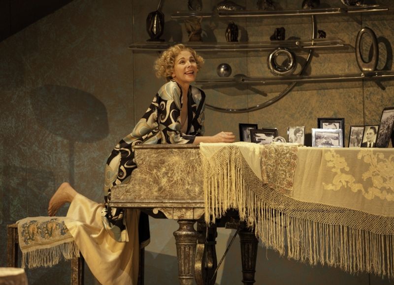SEX & THE CITY Stars Who Have Bowed on Broadway Image