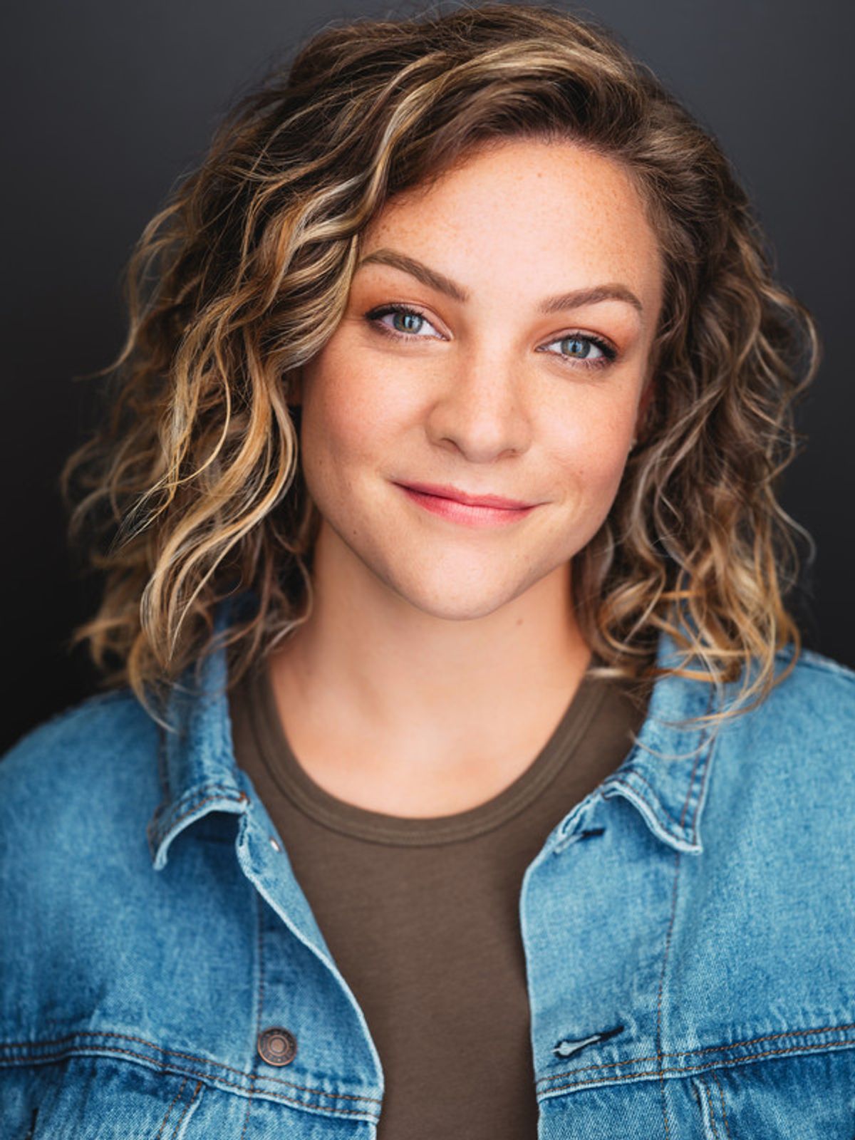 Nicole Zelka Headshot
