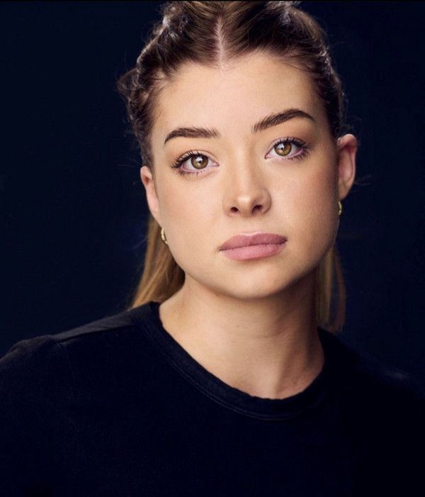 Hayley Carter Photo