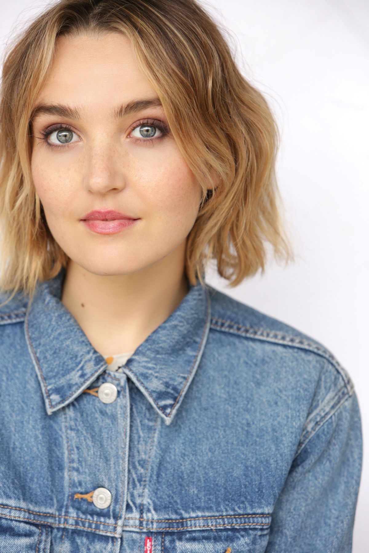 Chloe Fineman Headshot