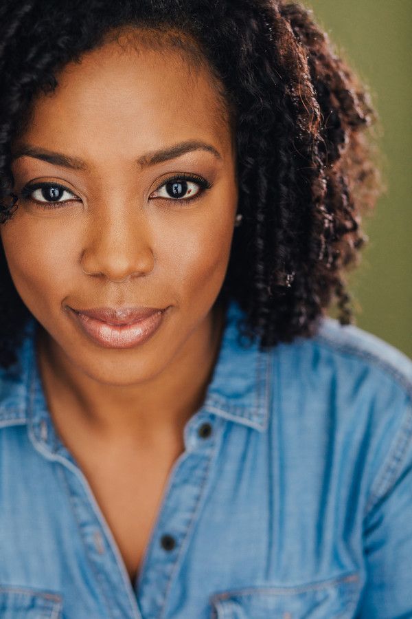 Tavia Riveé Photo