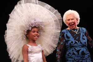 Doris Eaton Travis with a young fan Photo