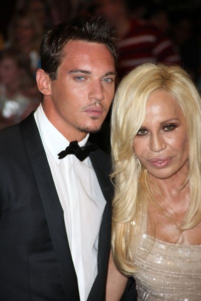 Jonathan Rhys Myers & Donatella Versace

 Photo