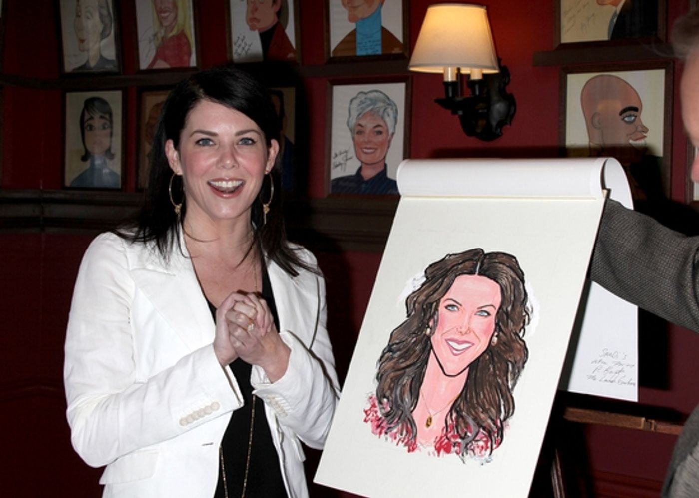 Photo Coverage: 'GUYS and DOLLS' Stars Lauren Graham and Oliver Platt Join the Sardi's 'Wall of Fame'  Image