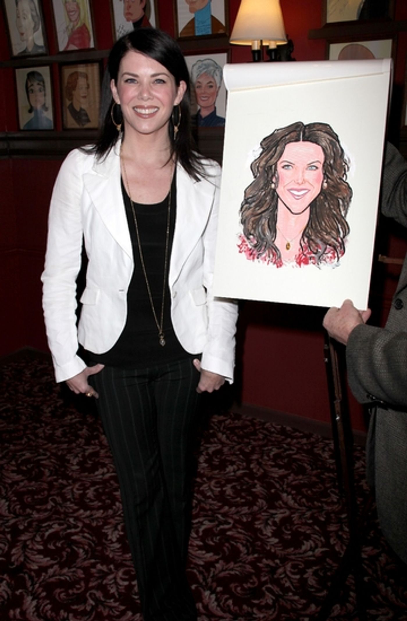 Photo Coverage: 'GUYS and DOLLS' Stars Lauren Graham and Oliver Platt Join the Sardi's 'Wall of Fame'  Image