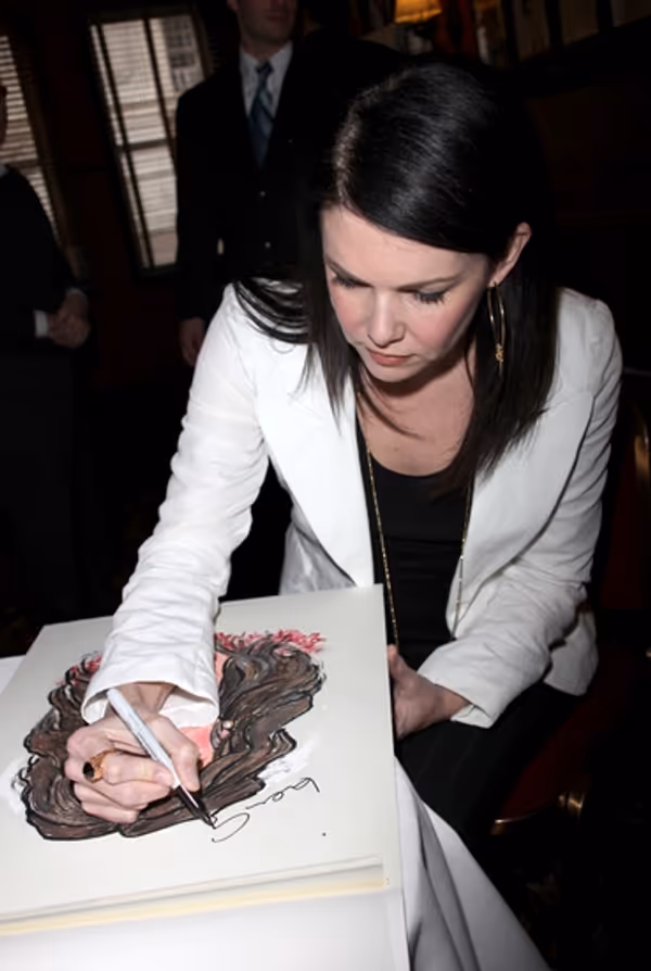  Lauren Graham Photo