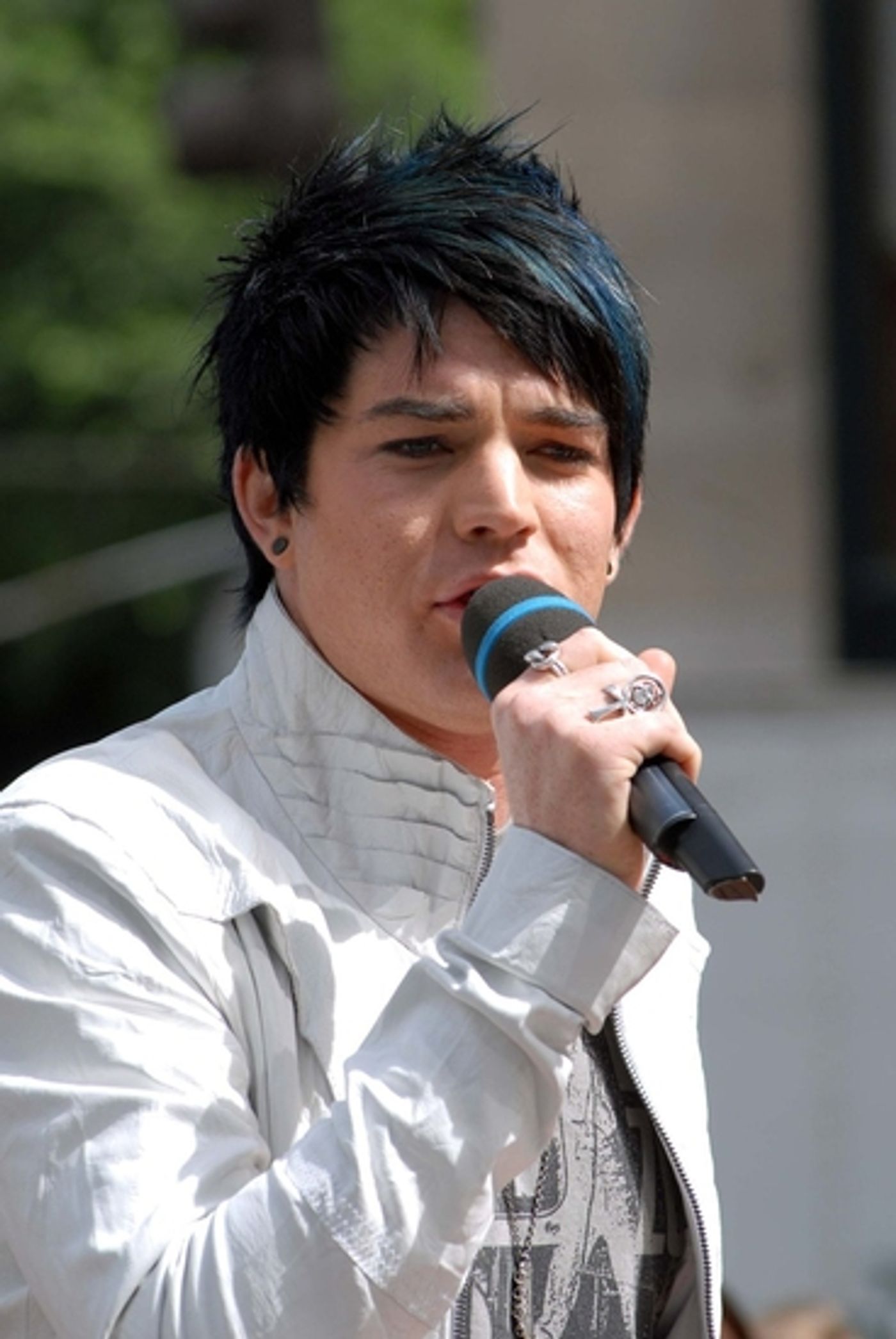 Photo Flash: 'IDOL' Star Adam Lambert Visits CBS's Early Show  Image