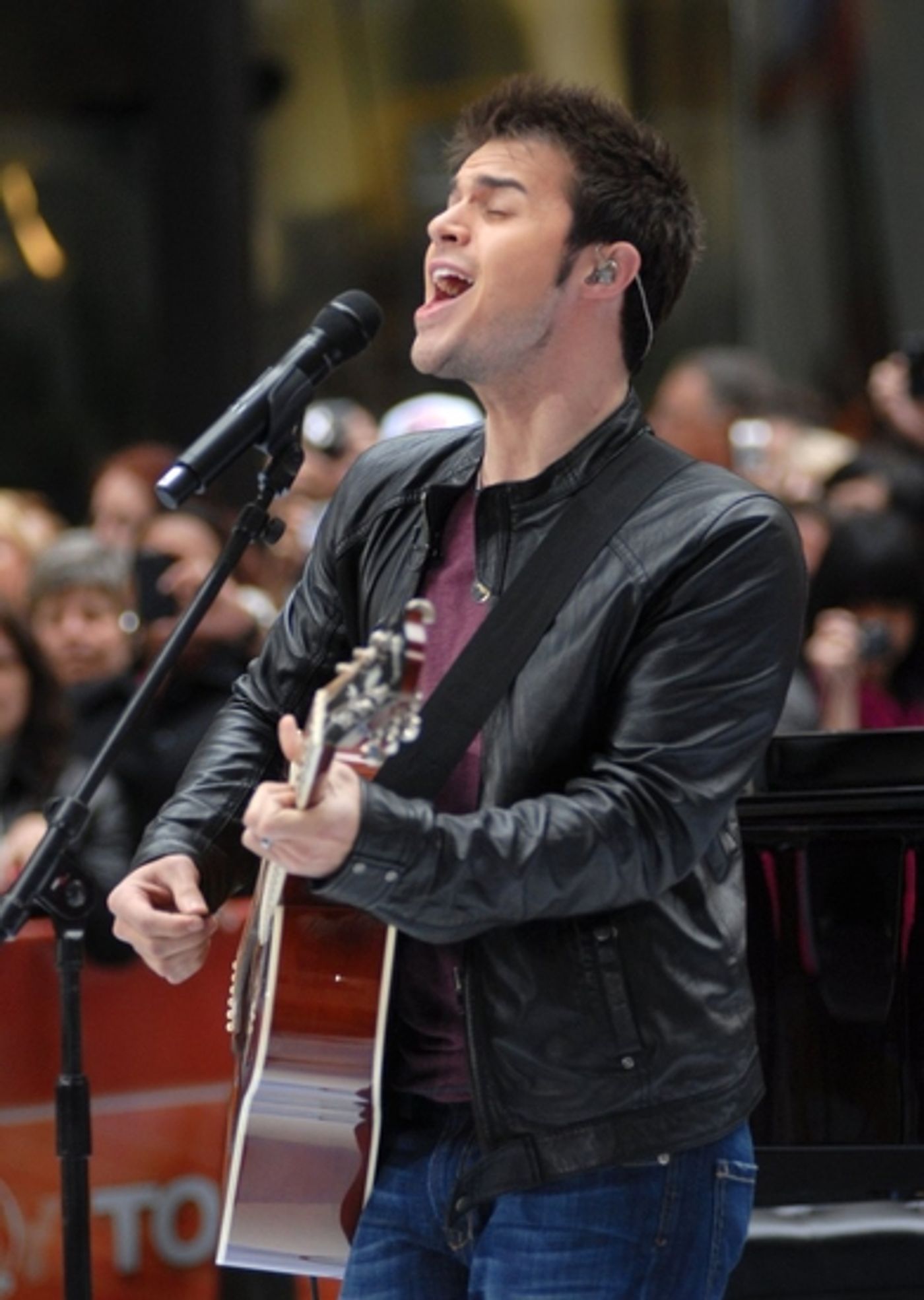 Photo Coverage: 'IDOL' Stars Kris Allen and Adam Lambert Visit NBC's Today Show  Image