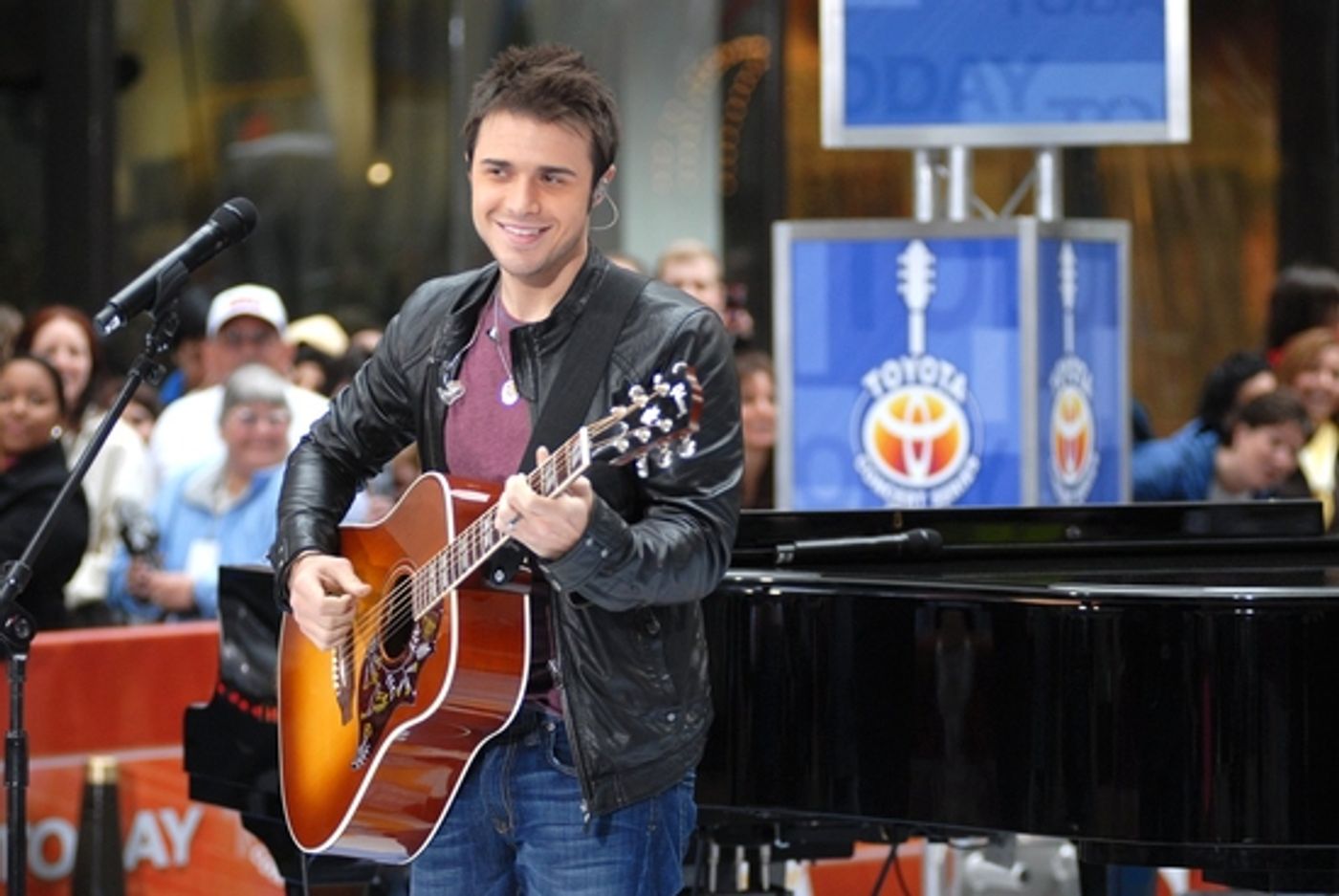 Photo Coverage: 'IDOL' Stars Kris Allen and Adam Lambert Visit NBC's Today Show  Image