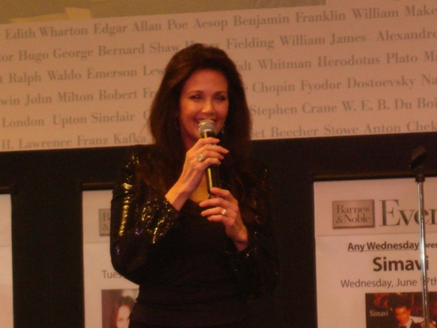 Photo Coverage: Lynda Carter Celebrates 'At Last' CD Release At Barnes & Noble Lincoln Triangle  Image
