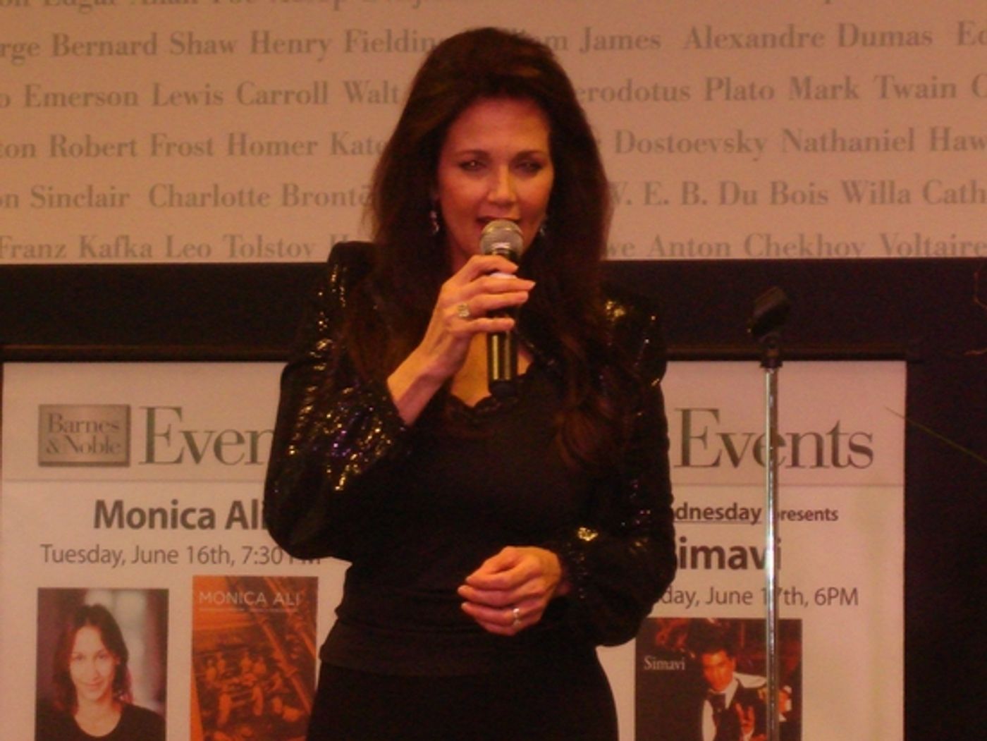 Photo Coverage: Lynda Carter Celebrates 'At Last' CD Release At Barnes & Noble Lincoln Triangle  Image