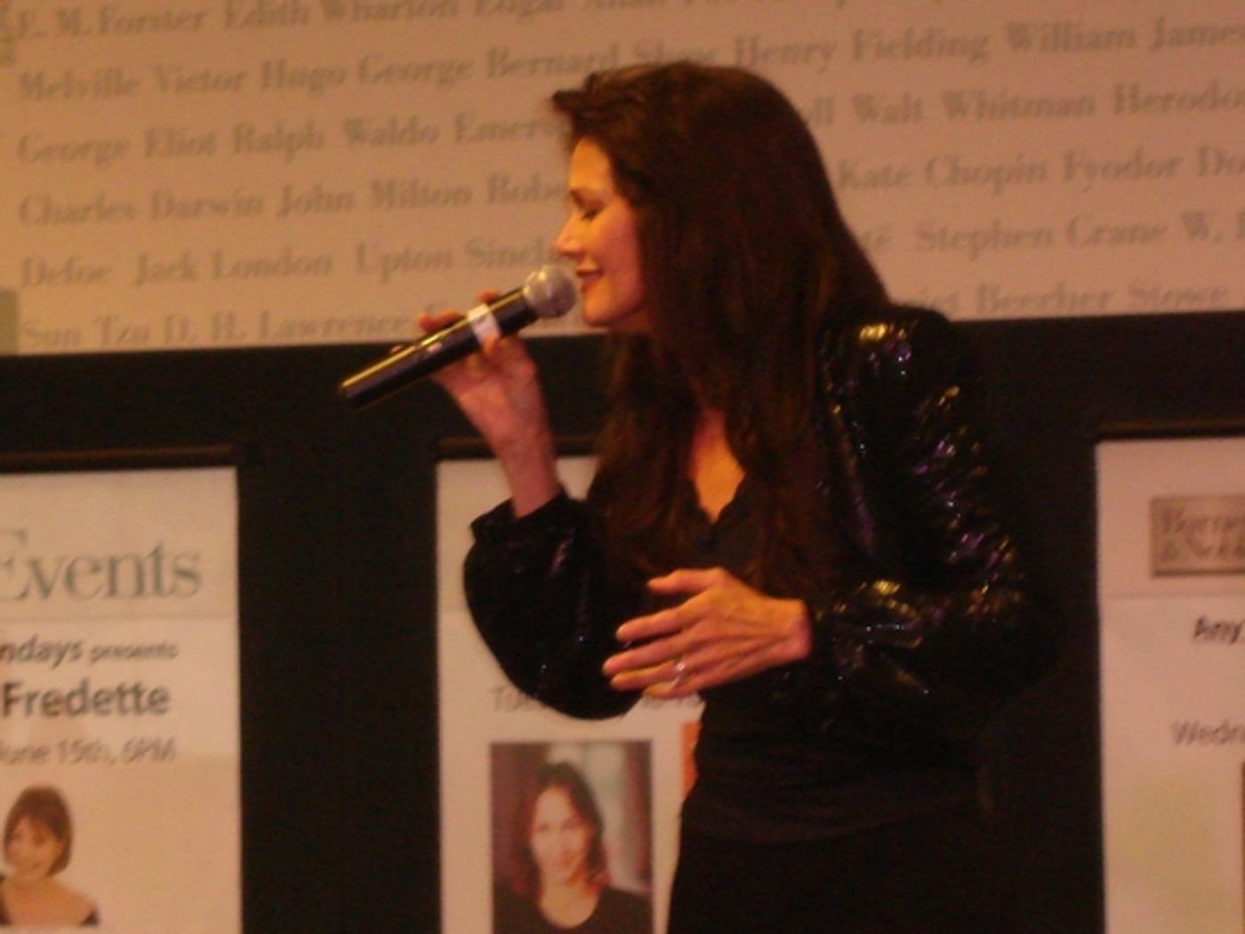Photo Coverage: Lynda Carter Celebrates 'At Last' CD Release At Barnes & Noble Lincoln Triangle  Image