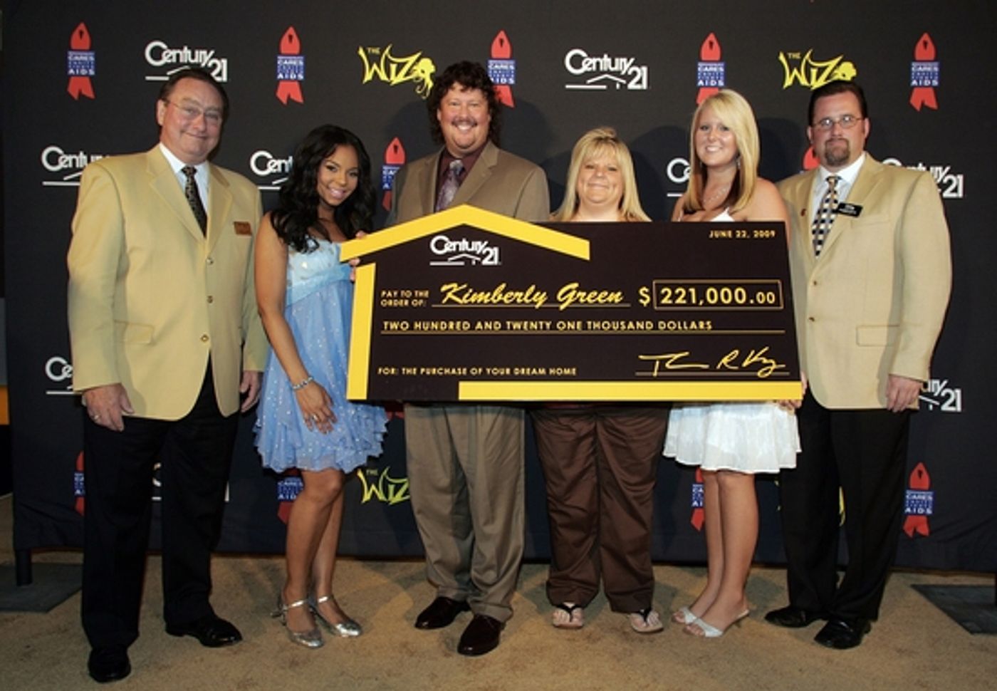 Photo Flash: THE WIZ Star Ashanti Sings At Century 21 'Path To Your Dreams Sweepstakes' Ceremony  Image