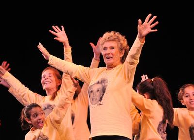 Cloris Leachman and her backup dancers! Photo