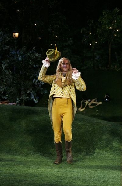 Hamish Linklater Photo