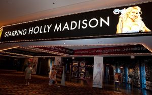 Holly Madison and Shoshana Bean debut in PEEPSHOW Photo