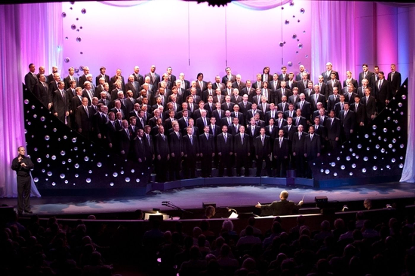 Photo Flash: Jennifer Holliday Sings With The Gay Men's Chorus of Los Angeles  Image