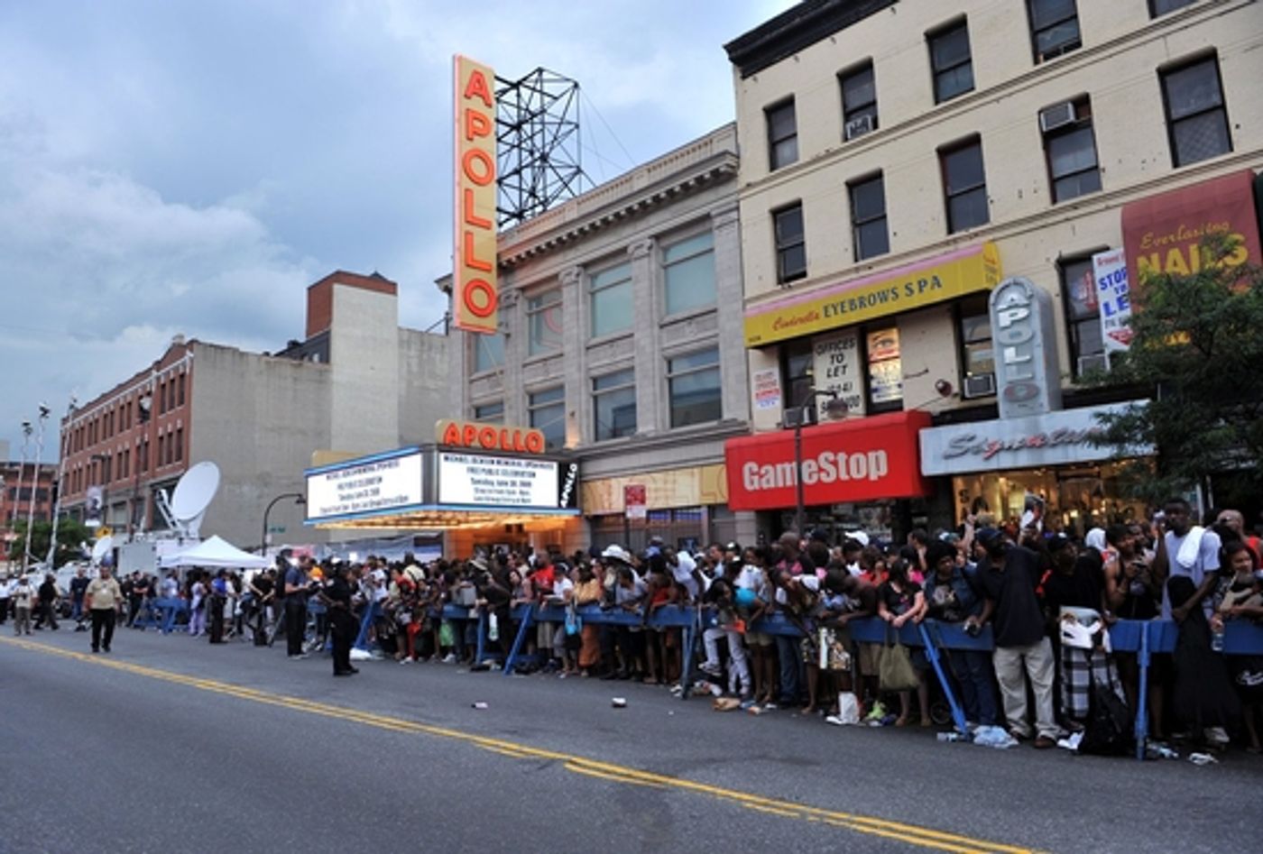Photo Coverage: Public Memorial for Michael Jackson at the Apollo Theater  Image