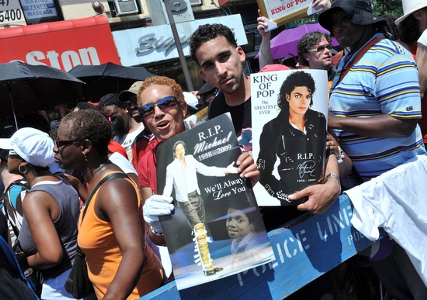 Photo Coverage: Public Memorial for Michael Jackson at the Apollo Theater  Image