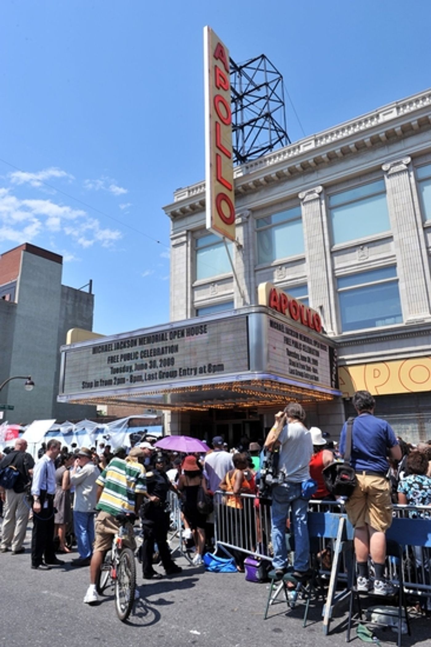 Photo Coverage: Public Memorial for Michael Jackson at the Apollo Theater  Image
