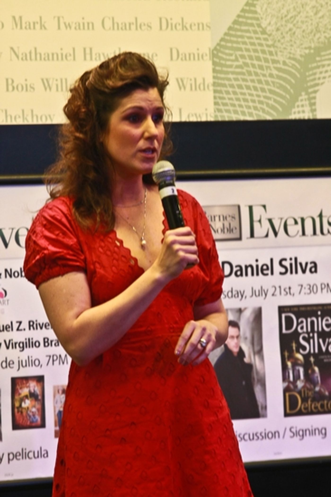 Photo Coverage: 9 To 5's Stephanie J. Block Sings And Signs At Barnes And Noble  Image